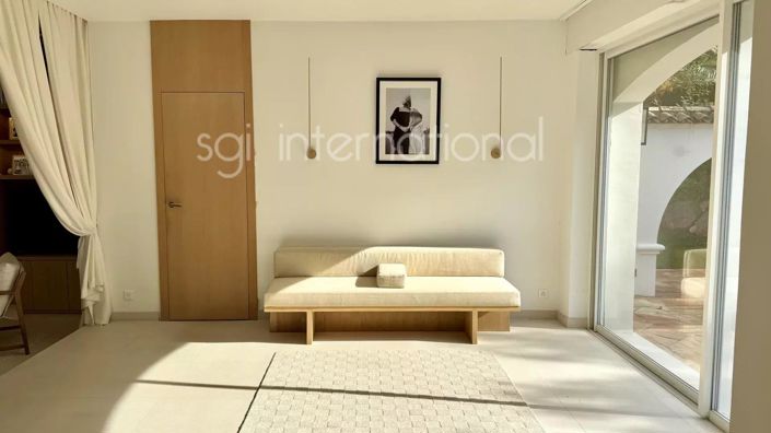 Image No.5-5 Bed House for sale