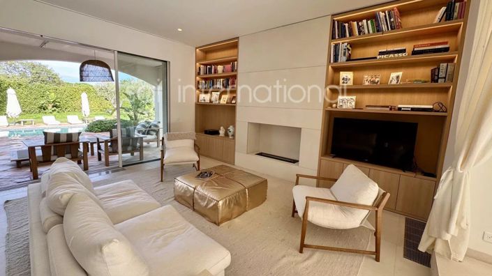 Image No.8-5 Bed House for sale