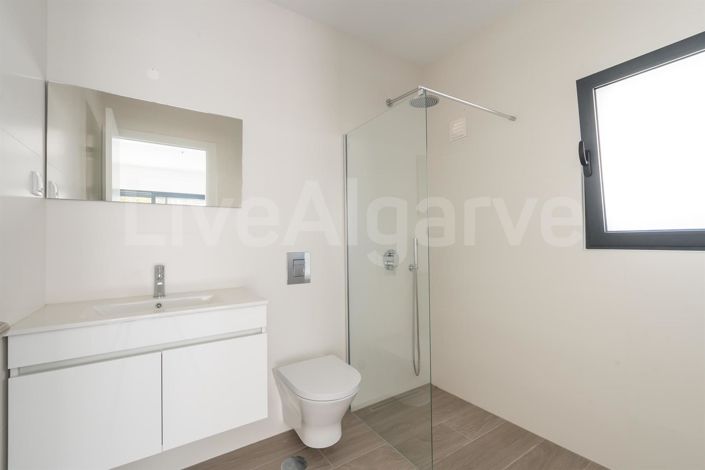 Image No.19-4 Bed House for sale