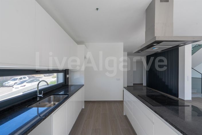 Image No.9-4 Bed House for sale