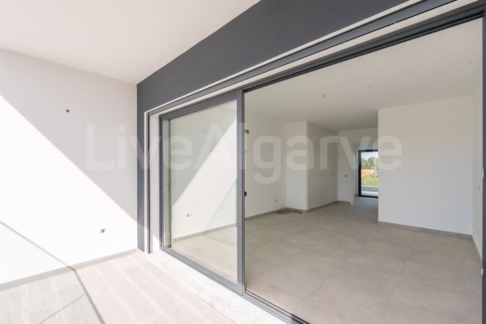 Image No.25-3 Bed House for sale