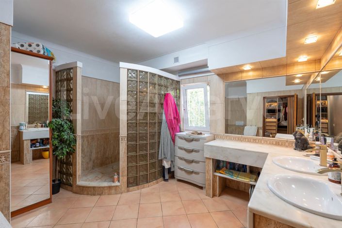 Image No.24-4 Bed House for sale