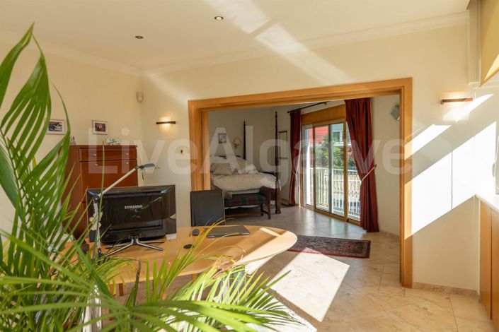 Image No.19-5 Bed House for sale