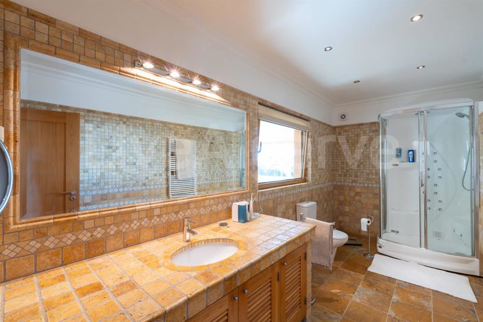 Image No.21-5 Bed House for sale