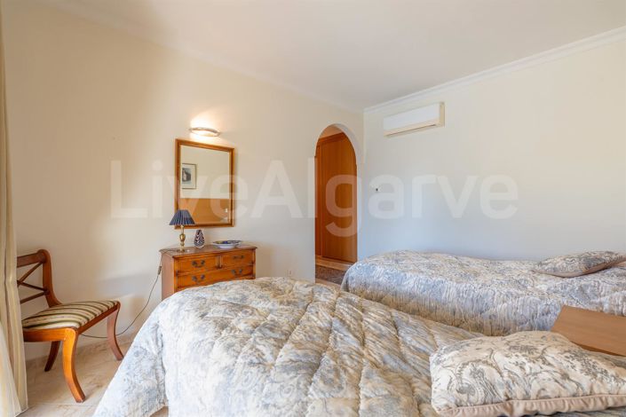 Image No.40-5 Bed House for sale