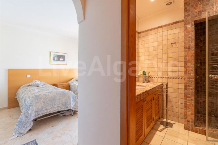 Image No.41-5 Bed House for sale