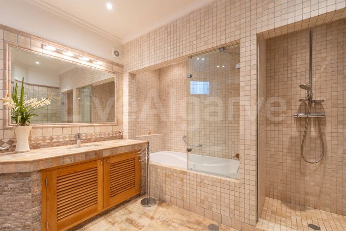 Image No.44-5 Bed House for sale