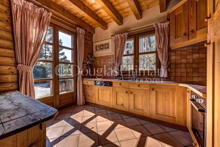 Image No.8-6 Bed House for sale