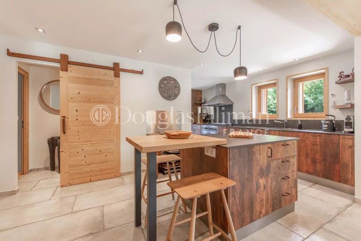 Image No.6-5 Bed House for sale