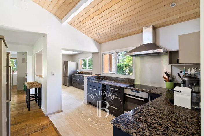 Image No.11-5 Bed House for sale