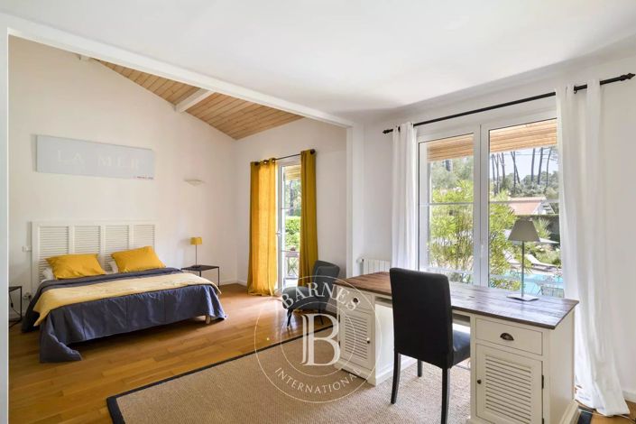 Image No.20-5 Bed House for sale