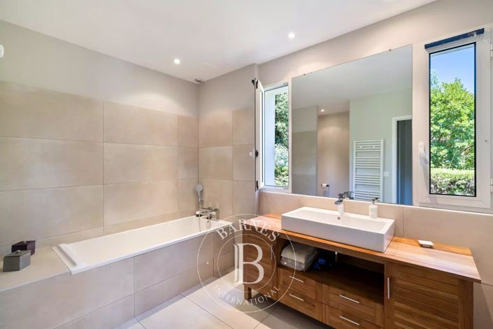 Image No.22-5 Bed House for sale