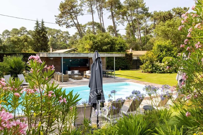 Image No.8-5 Bed House for sale