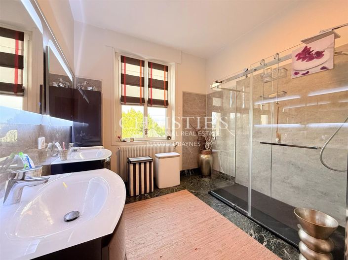 Image No.24-7 Bed House for sale