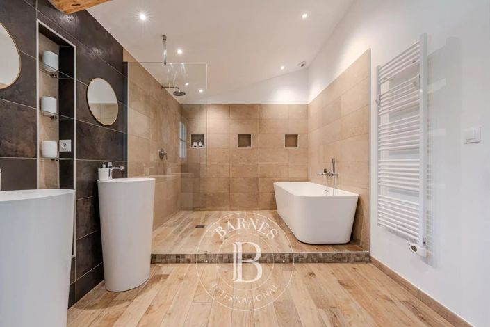 Image No.12-8 Bed House for sale