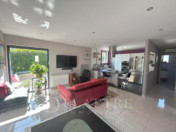 Image No.6-3 Bed House for sale
