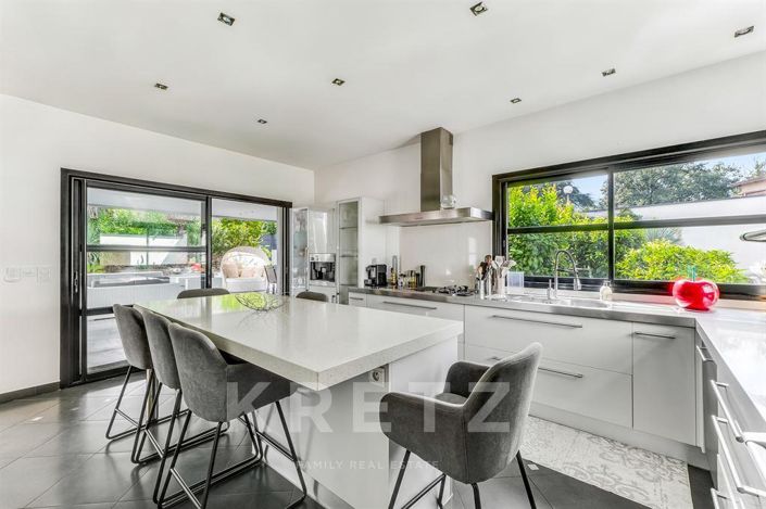 Image No.9-5 Bed House for sale