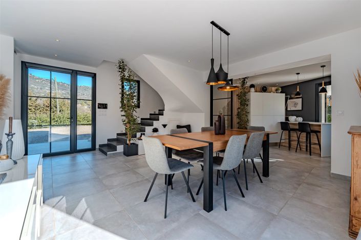Image No.8-5 Bed House for sale