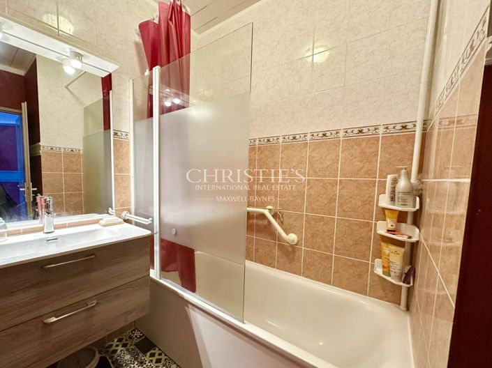 Image No.11-6 Bed House for sale