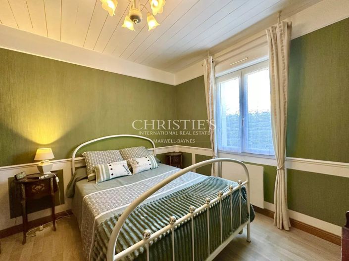 Image No.8-6 Bed House for sale