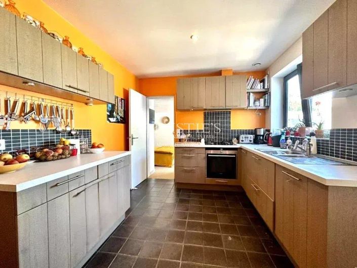 Image No.9-5 Bed House for sale