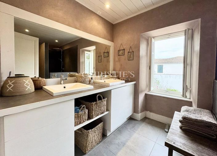 Image No.24-5 Bed House for sale