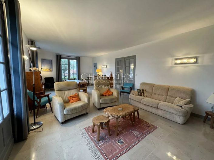 Image No.8-5 Bed House for sale