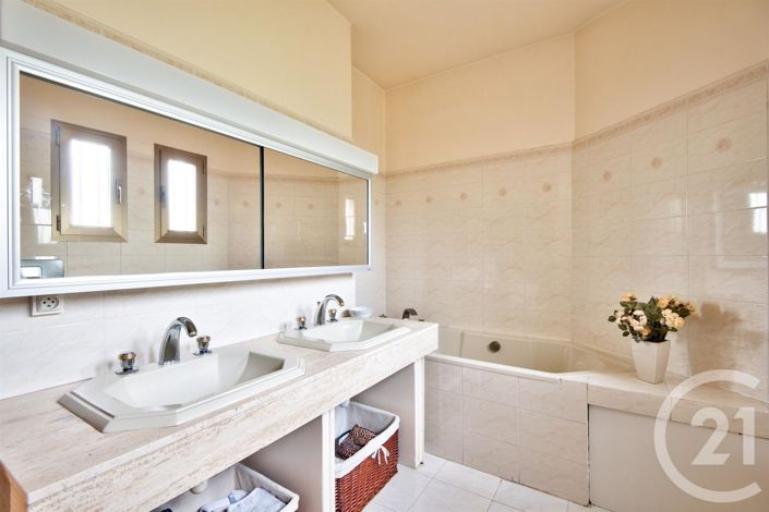 Image No.15-5 Bed House for sale