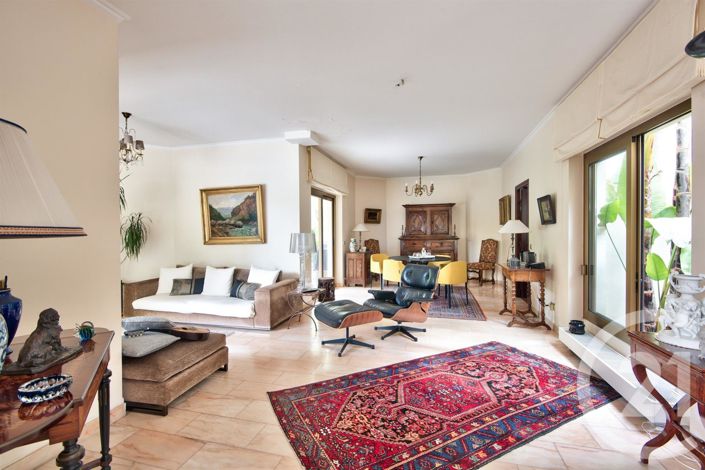 Image No.7-5 Bed House for sale