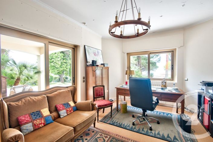 Image No.8-5 Bed House for sale