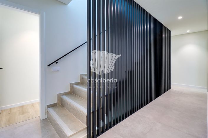 Image No.25-4 Bed House for sale