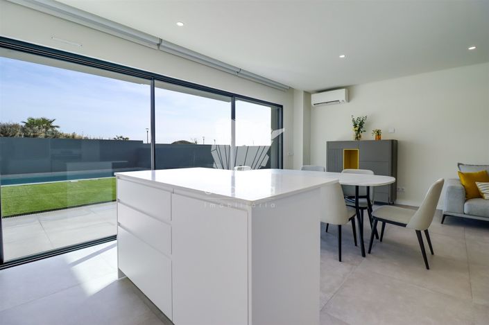 Image No.6-4 Bed House for sale