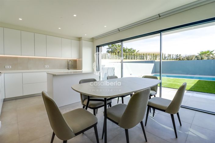 Image No.8-4 Bed House for sale