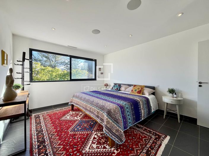 Image No.18-5 Bed House for sale