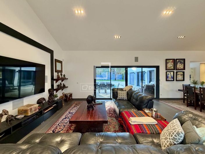 Image No.8-5 Bed House for sale