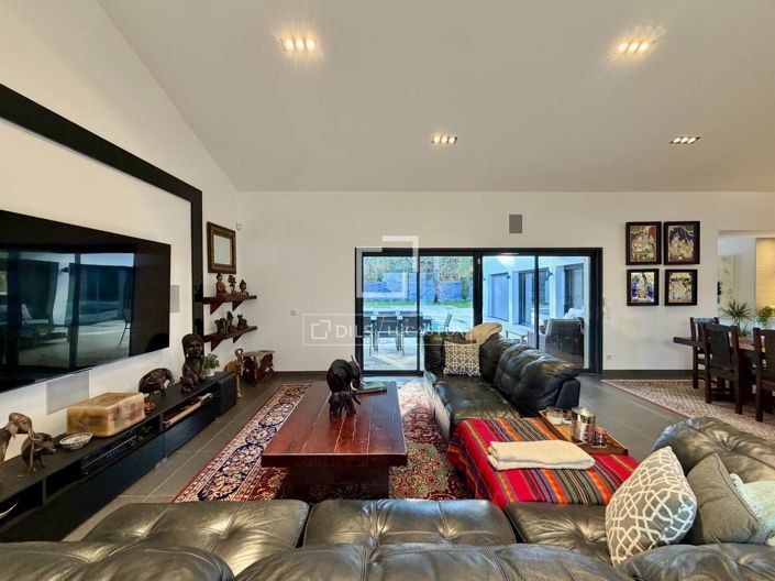 Image No.8-5 Bed House for sale
