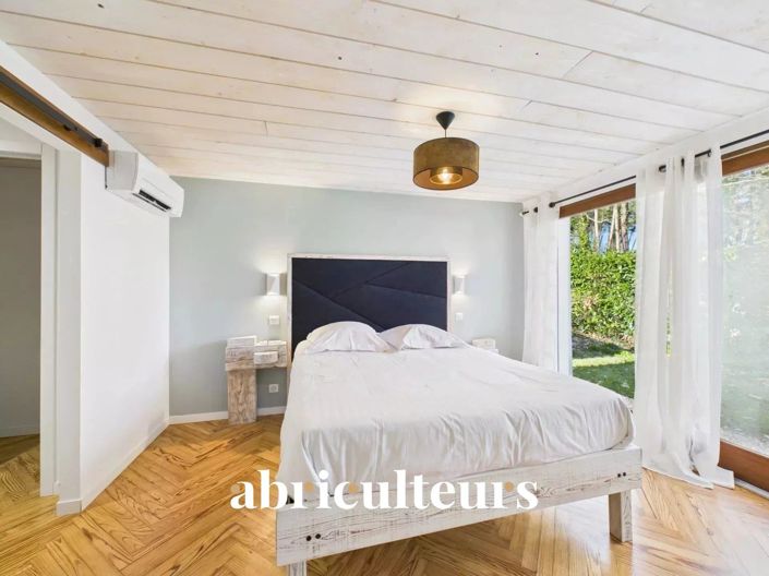 Image No.7-8 Bed House for sale