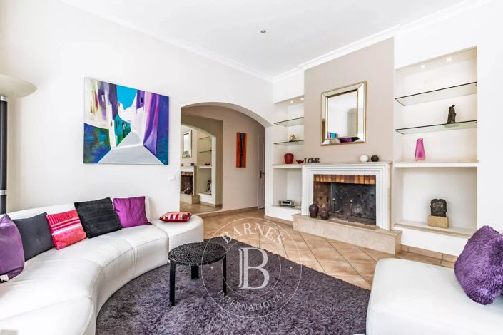 Image No.7-5 Bed House for sale