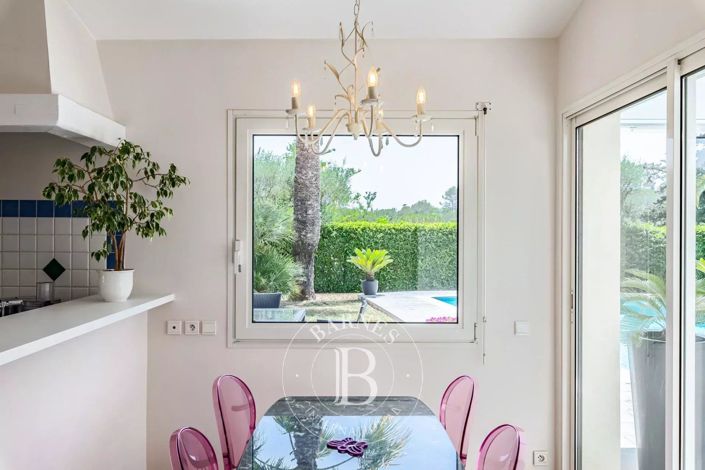 Image No.8-5 Bed House for sale