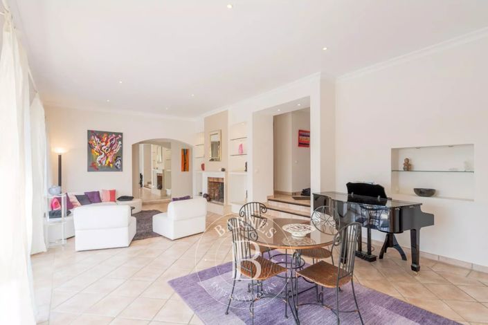 Image No.9-5 Bed House for sale
