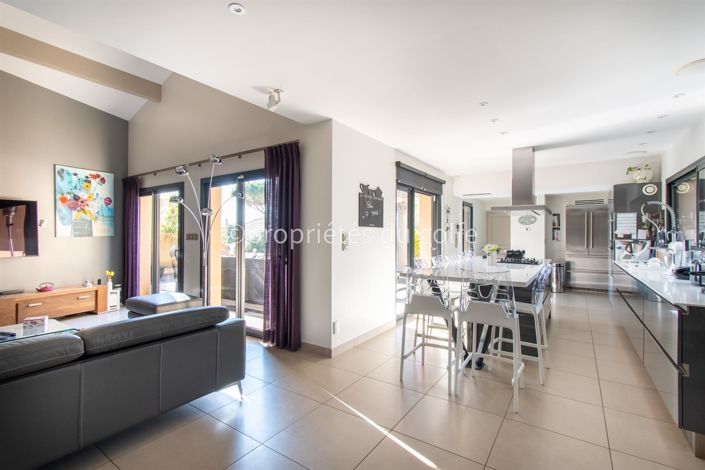 Image No.6-6 Bed House for sale