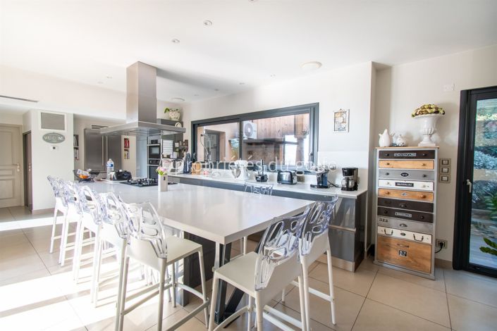 Image No.9-6 Bed House for sale