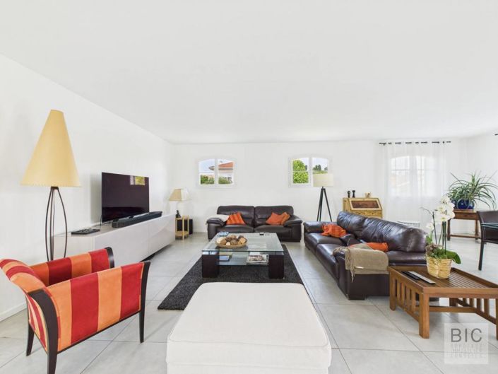 Image No.6-5 Bed House for sale