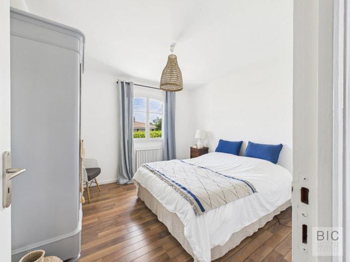 Image No.8-5 Bed House for sale