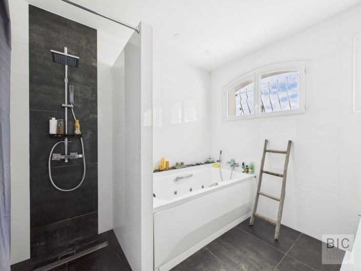 Image No.9-5 Bed House for sale