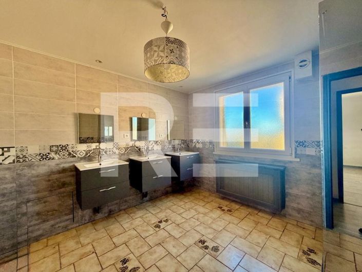 Image No.6-4 Bed House for sale