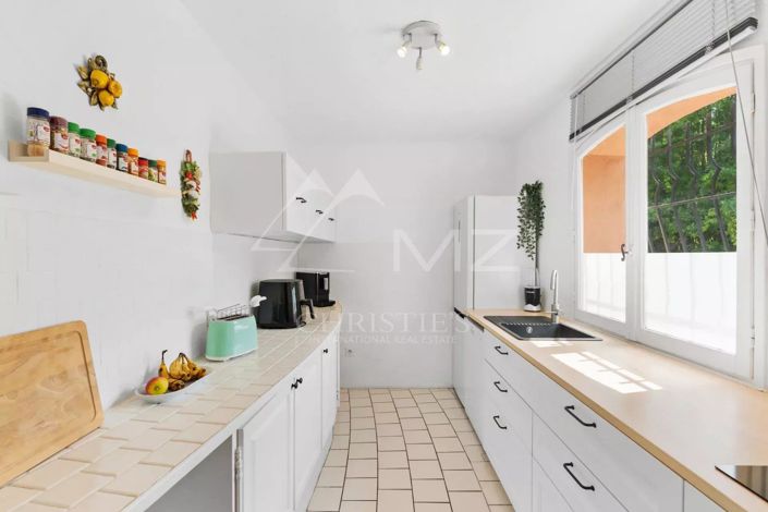 Image No.8-5 Bed House for sale