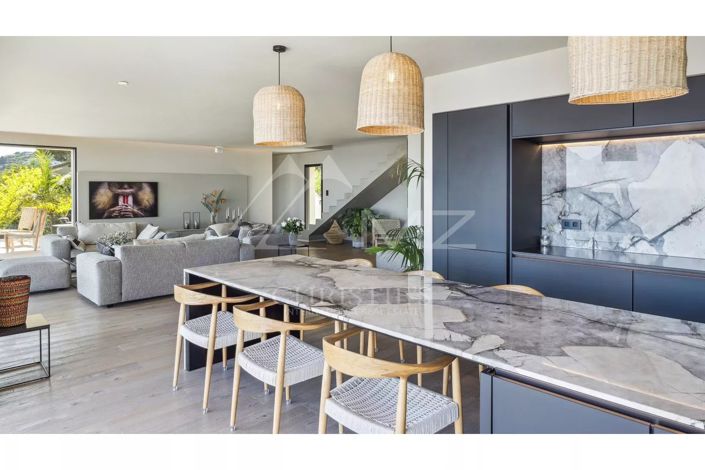 Image No.8-5 Bed House for sale
