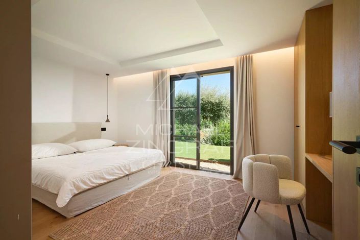 Image No.9-5 Bed House for sale