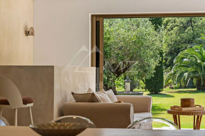 Image No.8-5 Bed House for sale